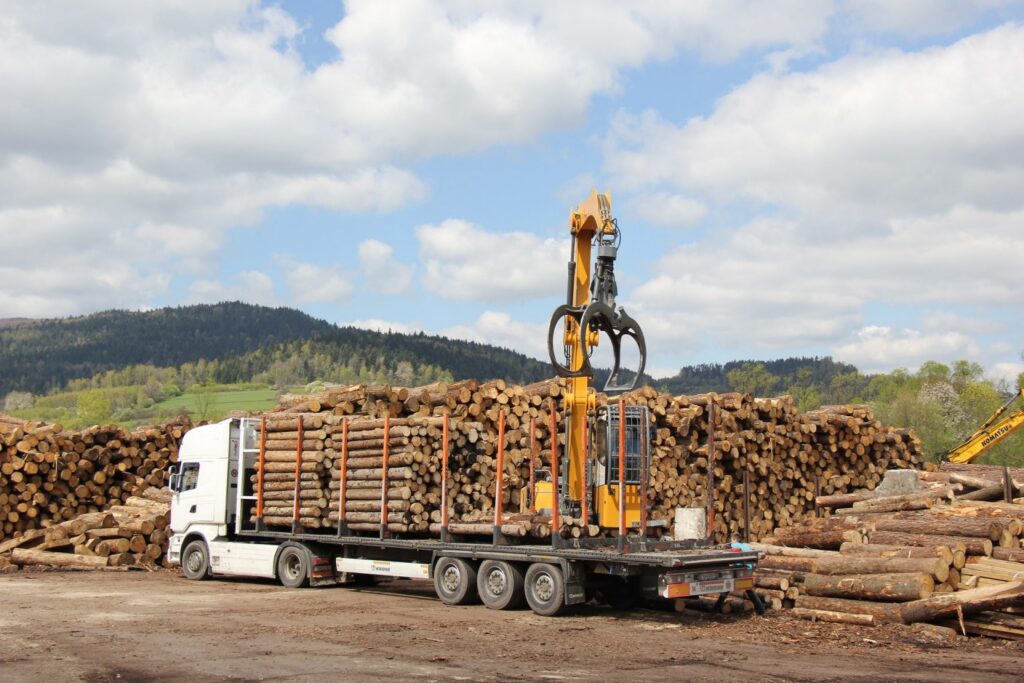 alt="bois de chauffage en grume hêtre chêne charme" alt="camion de 60 stères de bois en grume"